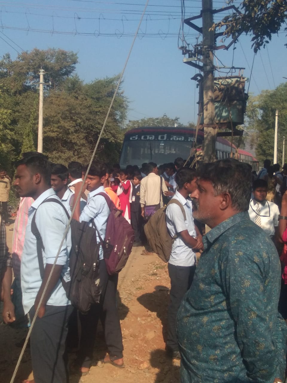 ಹನೂರು: ವಿದ್ಯಾರ್ಥಿಗಳಿಂದ ಬಸ್‍ ತಡೆದು ಪ್ರತಿಭಟನೆ