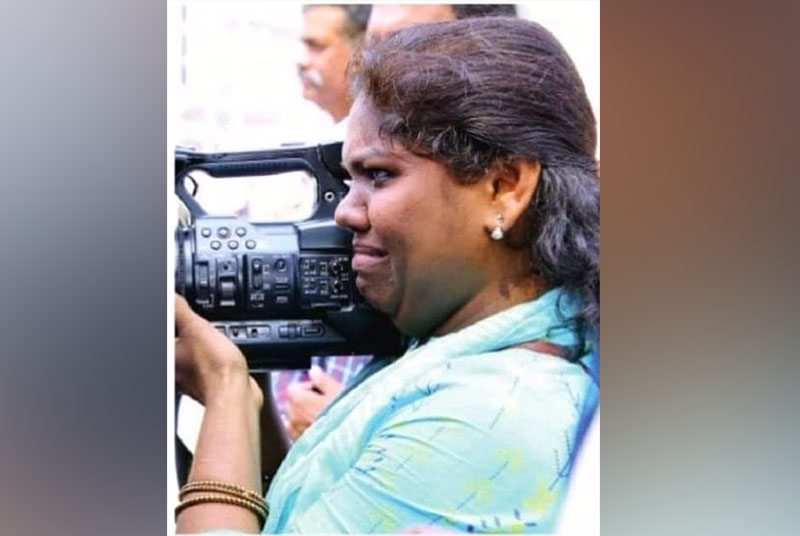 ಪ್ರತಿಭಟನೆಯ ವರದಿ ಮಾಡುತ್ತಿದ್ದ ಪತ್ರಕರ್ತೆಯ ಬೆನ್ನಿಗೆ ಒದ್ದ ಸಂಘಪರಿವಾರ ಕಾರ್ಯಕರ್ತರು