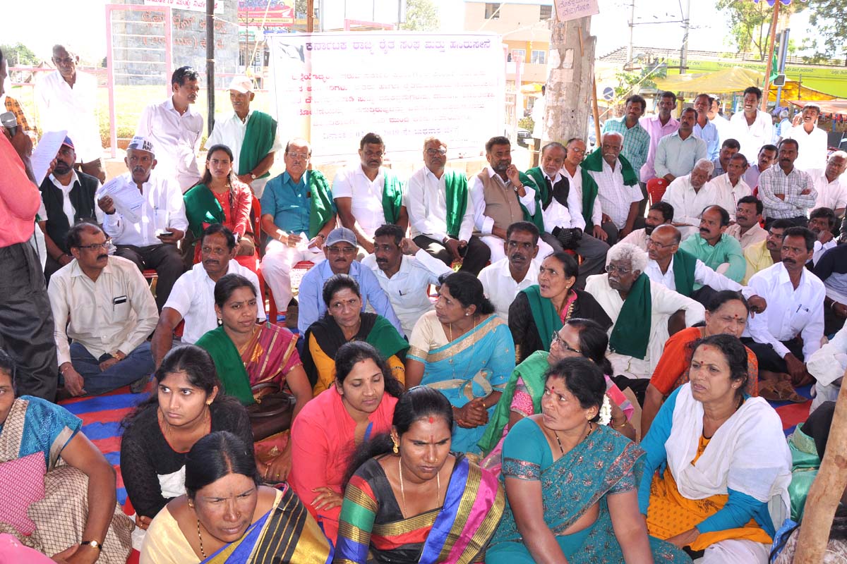 ಮೂಡಿಗೆರೆ ತಹಶೀಲ್ದಾರ್ ಅಮಾನತಿಗೆ ಆಗ್ರಹ: ಎರಡನೇ ದಿನಕ್ಕೆ ಕಾಲಿಟ್ಟ ರೈತಸಂಘದ ಧರಣಿ