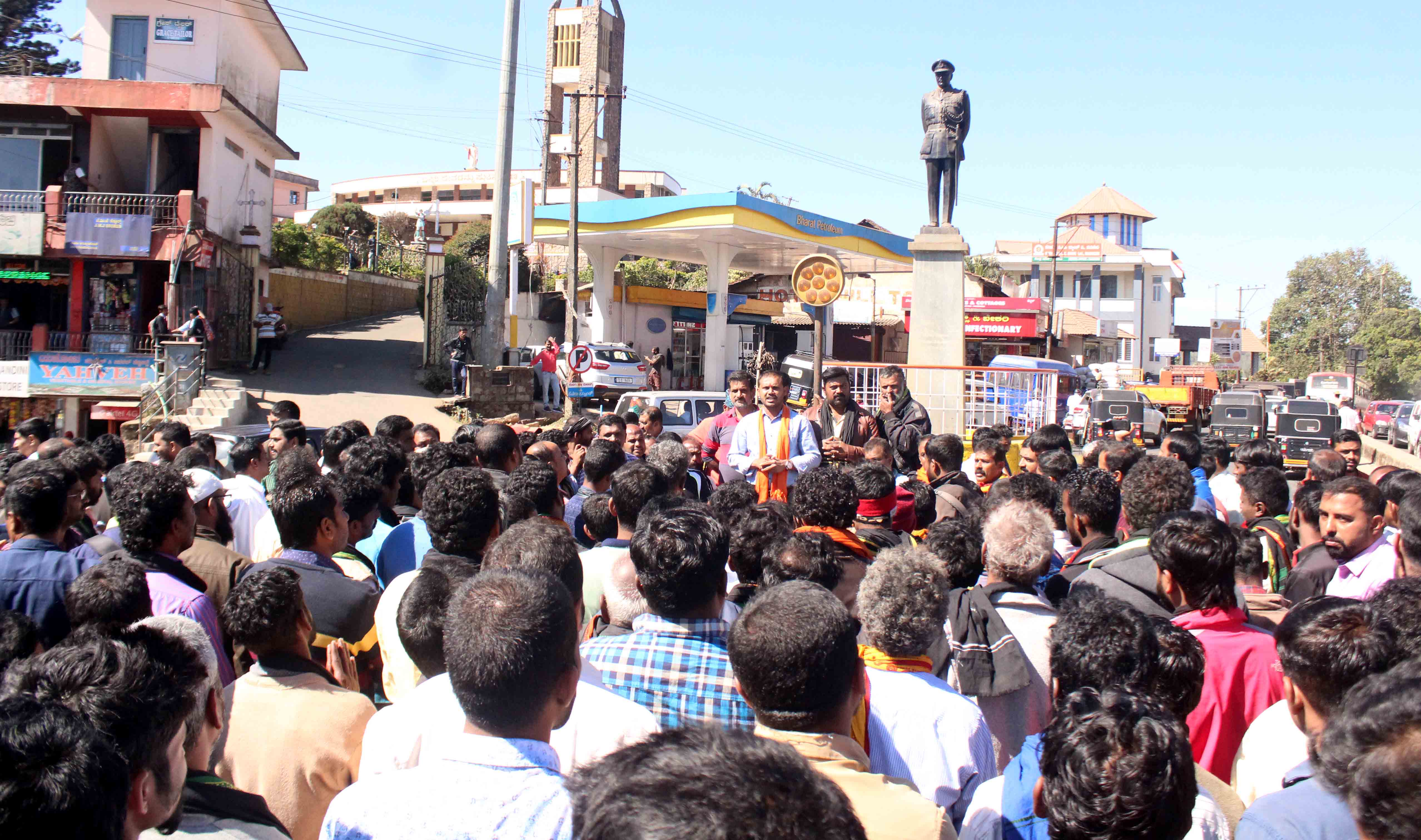 ಶಬರಿಮಲೆ ದೇವಾಲಯಕ್ಕೆ ಮಹಿಳೆಯರ ಪ್ರವೇಶ ಖಂಡಿಸಿ ಮಡಿಕೇರಿಯಲ್ಲಿ ಪ್ರತಿಭಟನೆ