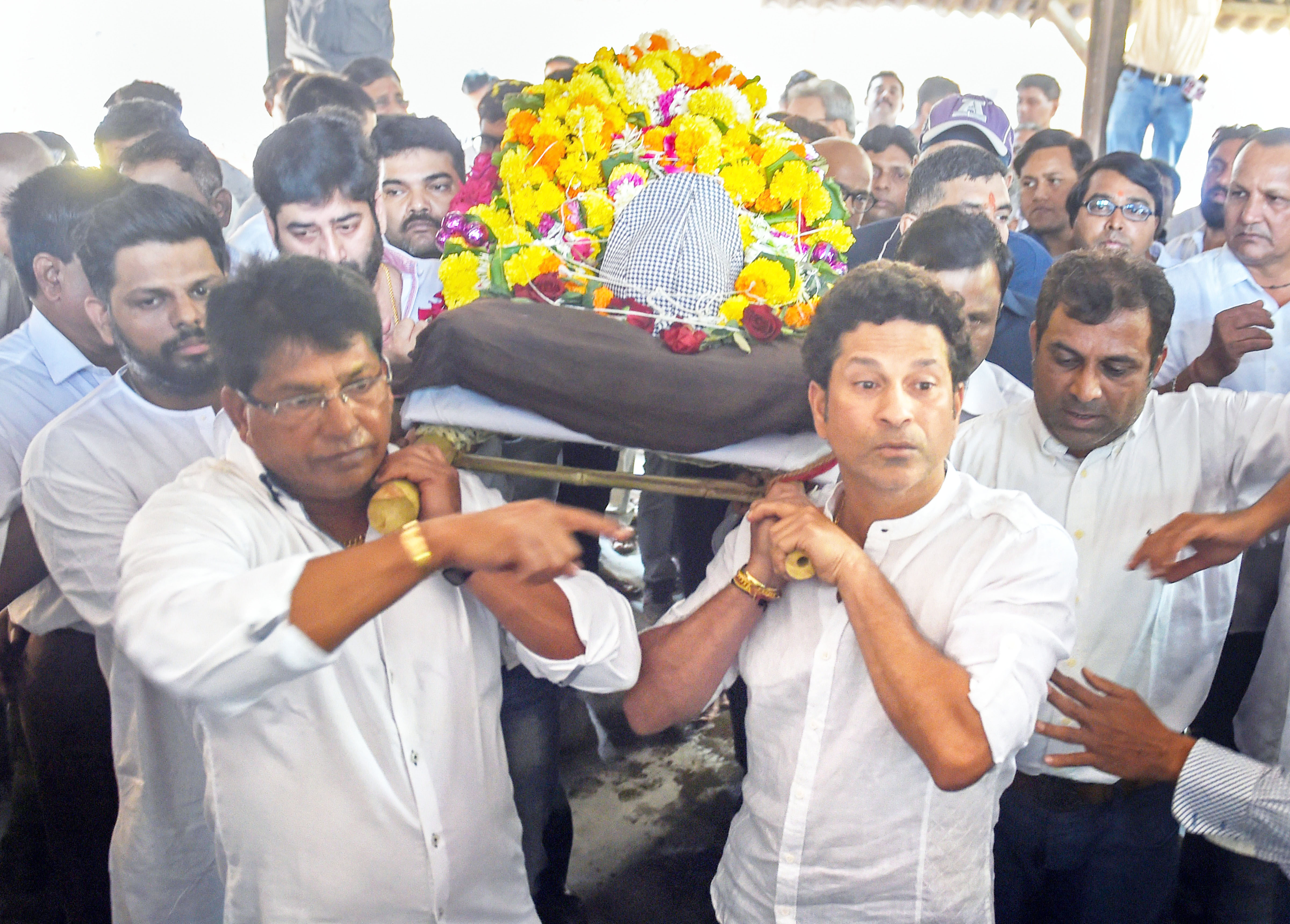 ಗುರುವಿನ ಪಾರ್ಥಿವ ಶರೀರಕ್ಕೆ ಹೆಗಲು ಕೊಟ್ಟ ಸಚಿನ್