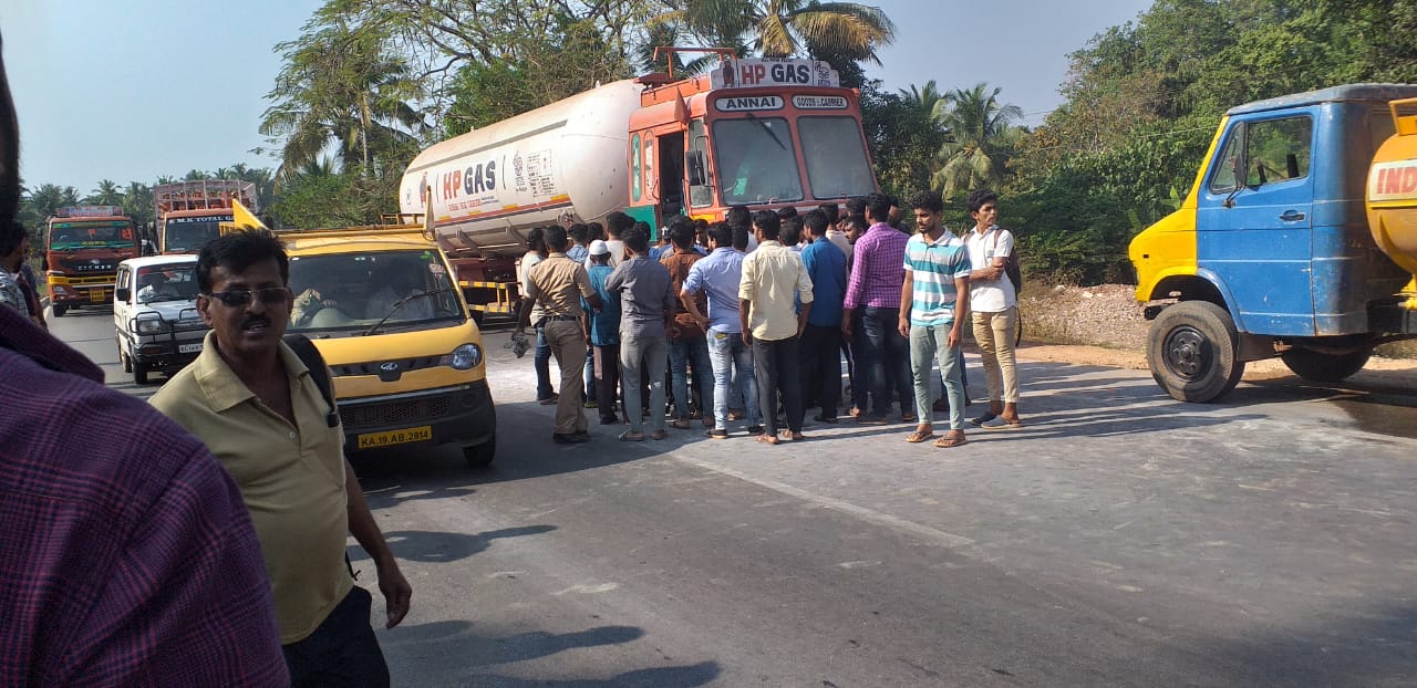 ತಲಪಾಡಿ: ಗ್ಯಾಸ್ ಟ್ಯಾಂಕರ್ ಕ್ಯಾಬಿನ್‍ನಲ್ಲಿ ಬೆಂಕಿ; ಚಾಲಕನ ಸಮಯಪ್ರಜ್ಞೆಯಿಂದ ತಪ್ಪಿದ ಭಾರೀ ಅನಾಹುತ