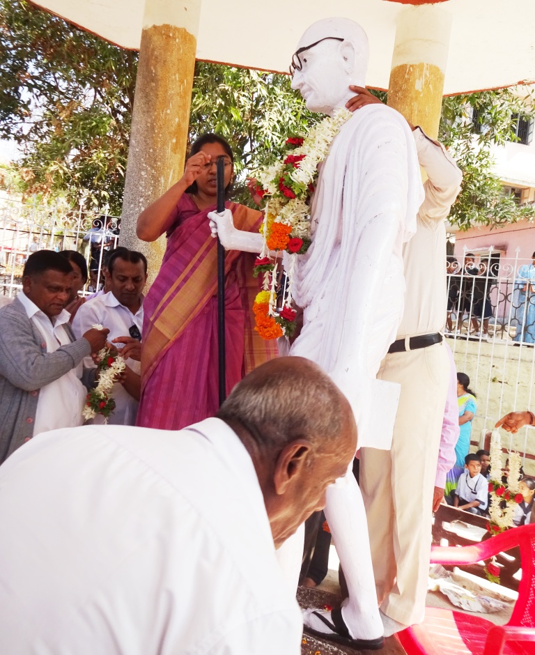 ಕೊಡಗು ಜಿಲ್ಲಾಡಳಿತದಿಂದ ಹುತಾತ್ಮ ದಿನಾಚರಣೆ: ಮಹಾತ್ಮ ಗಾಂಧಿಗೆ ಪುಷ್ಪ ನಮನ