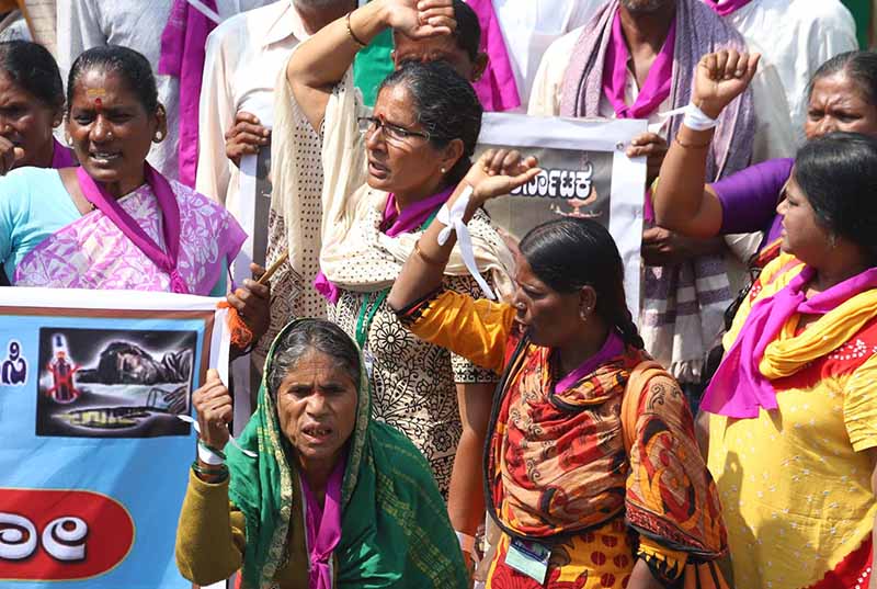 ಕುಡಿತದ ಚಟದಿಂದ ನಮ್ಮ ಮನೆ, ಹೊಲ ಕಳ್ಕೊಂಡು ಬೀದಿಗಿ ಬಂದೀವಿ: ಕಣ್ಣೀರಿಟ್ಟ ನೊಂದ ಮಹಿಳೆಯರು