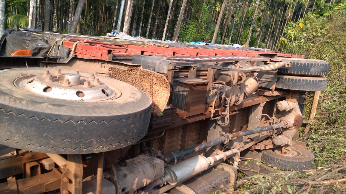 ಲಾರಿ ಢಿಕ್ಕಿ: ದ್ವಿಚಕ್ರ ವಾಹನ ಸವಾರನಿಗೆ ಗಾಯ