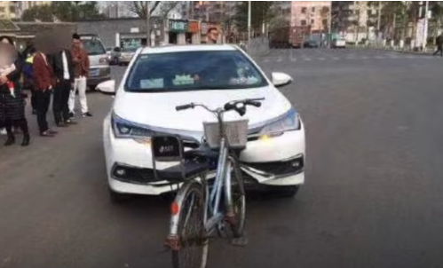 ಸೈಕಲ್ ಗೆ ಢಿಕ್ಕಿ ಹೊಡೆದು ನಜ್ಜುಗುಜ್ಜಾದ ಕಾರು!: ಅಚ್ಚರಿಯ ಅಪಘಾತದ ವಿಡಿಯೋ ವೈರಲ್