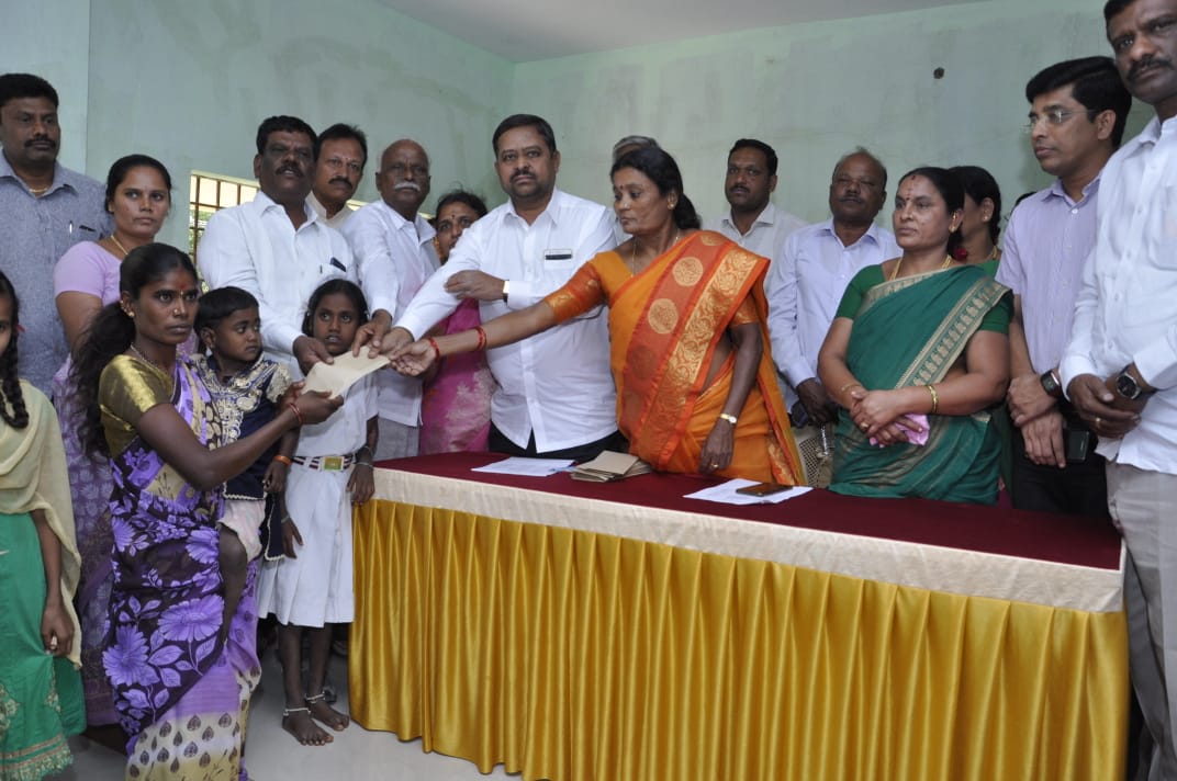 ಹನೂರು ವಿಷ ಪ್ರಸಾದ ದುರಂತ: ಮೃತರ ಕುಟುಂಬಸ್ಥರಿಗೆ ಜಿ.ಪಂ ನಿಂದ ಪರಿಹಾರ ವಿತರಣೆ