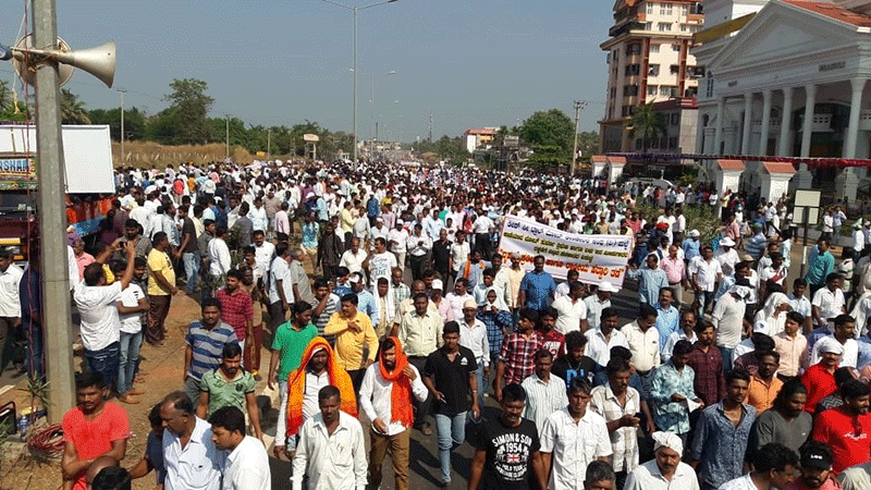 ಮೀನುಗಾರರ ಪತ್ತೆಗೆ ಆಗ್ರಹ: ಅಂಬಲಪಾಡಿಯಲ್ಲಿ ಮೀನುಗಾರರ ಧರಣಿ, ರಸ್ತೆ ತಡೆ