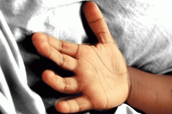 ಹಸಿವು ತಡೆಯಲಾರದೆ ಕೀಟನಾಶಕ ಸೇವಿಸಿದ ಮಗು !