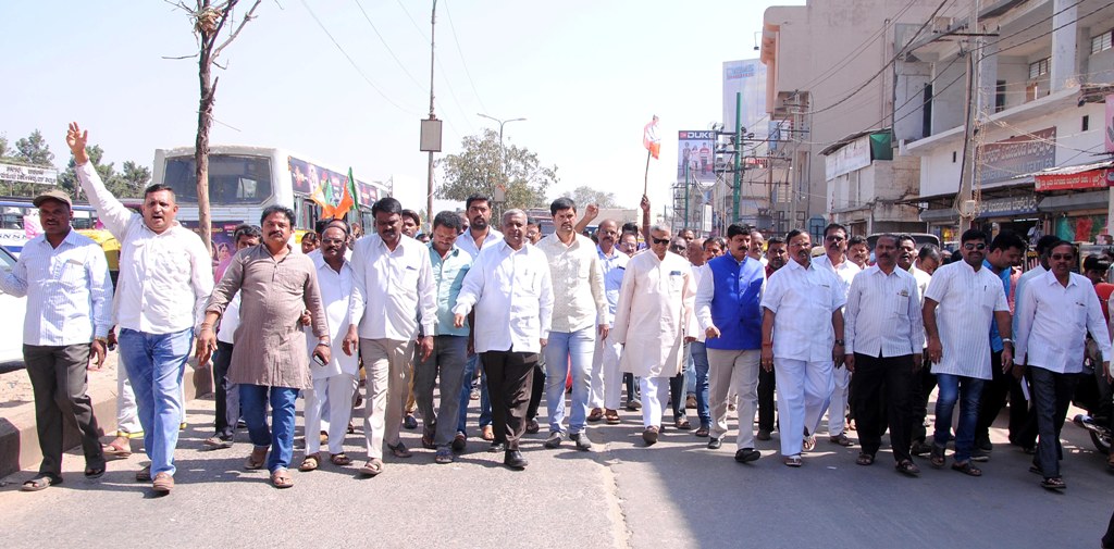 ದಾವಣಗೆರೆ: ಸಚಿವ ಪುಟ್ಟರಂಗಶೆಟ್ಟಿ ವಜಾಗೊಳಿಸಲು ಒತ್ತಾಯಿಸಿ ಬಿಜೆಪಿ ಧರಣಿ