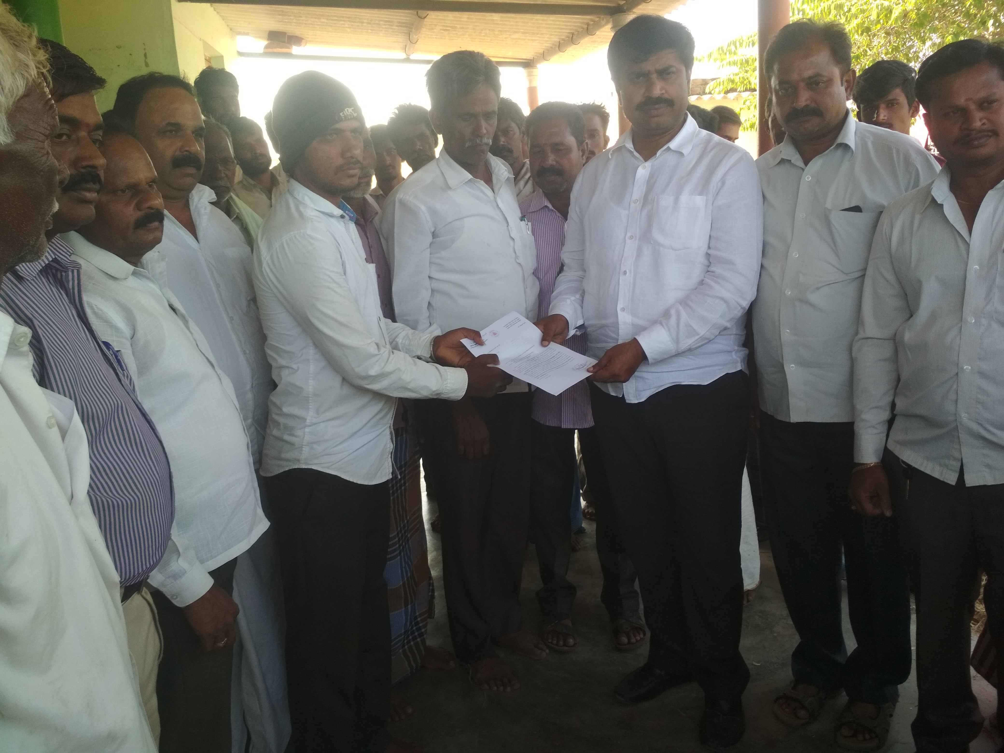 ಹನೂರು : ವಿದ್ಯುತ್  ಸ್ಪರ್ಶದಿಂದ ಗಾಯಾಗೊಂಡ ಲೈನ್‍ಮೆನ್‍ಗೆ ಪರಿಹಾರ ಧನ