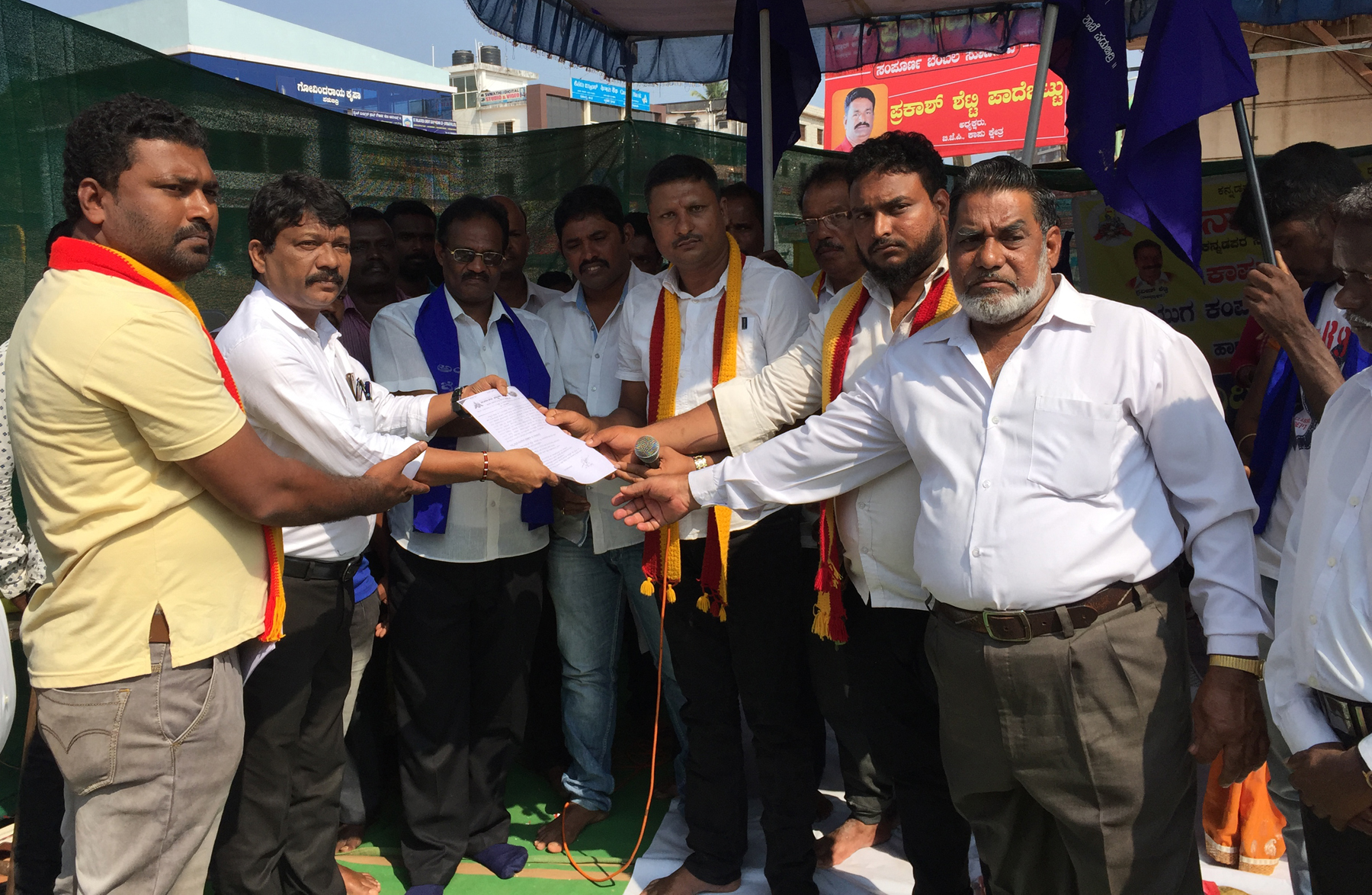 ಟೋಲ್ ವಿನಾಯಿತಿಗೆ ಆಗ್ರಹಿಸಿ ಧರಣಿ ಎರಡನೇ ದಿನಕ್ಕೆ: ಉಪತಹಶೀಲ್ದಾರ್ ಭೇಟಿ