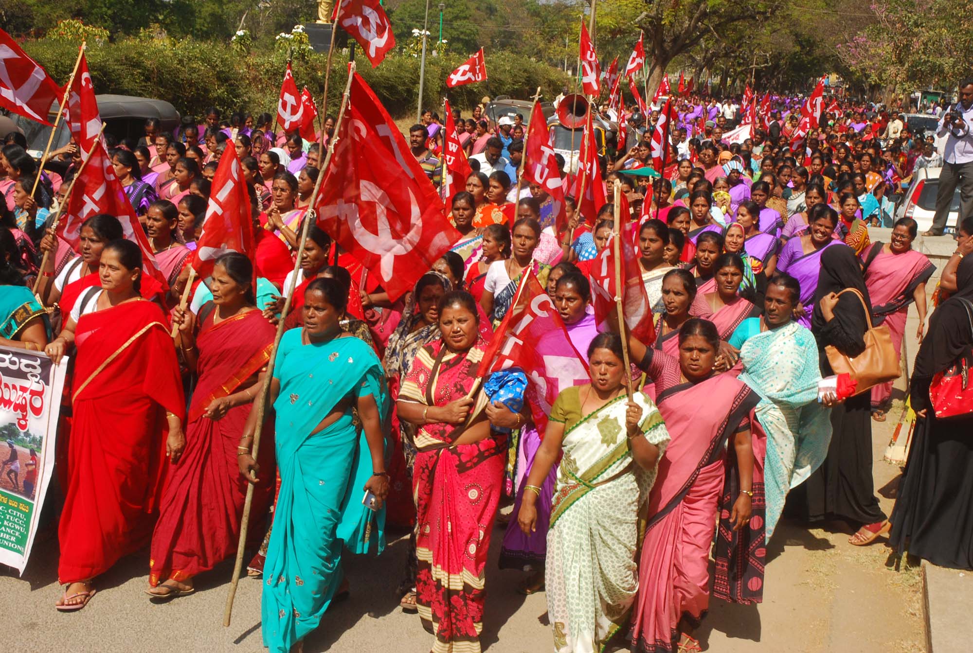 ಮಂಡ್ಯ: ವಿವಿಧ ಬೇಡಿಕೆ ಈಡೇರಿಕೆಗೆ ಆಗ್ರಹಿಸಿ ಮಹಿಳಾ ಕಾರ್ಮಿಕರ ಪ್ರತಿಭಟನೆ