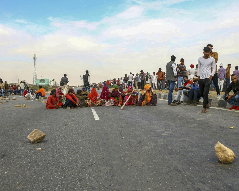 ಹಿಂಸಾತ್ಮಕ ರೂಪ ಪಡೆದ ಗುಜ್ಜರ್ ಮೀಸಲಾತಿ ಪ್ರತಿಭಟನೆ: ಪೊಲೀಸ್ ವಾಹನಗಳಿಗೆ ಬೆಂಕಿ