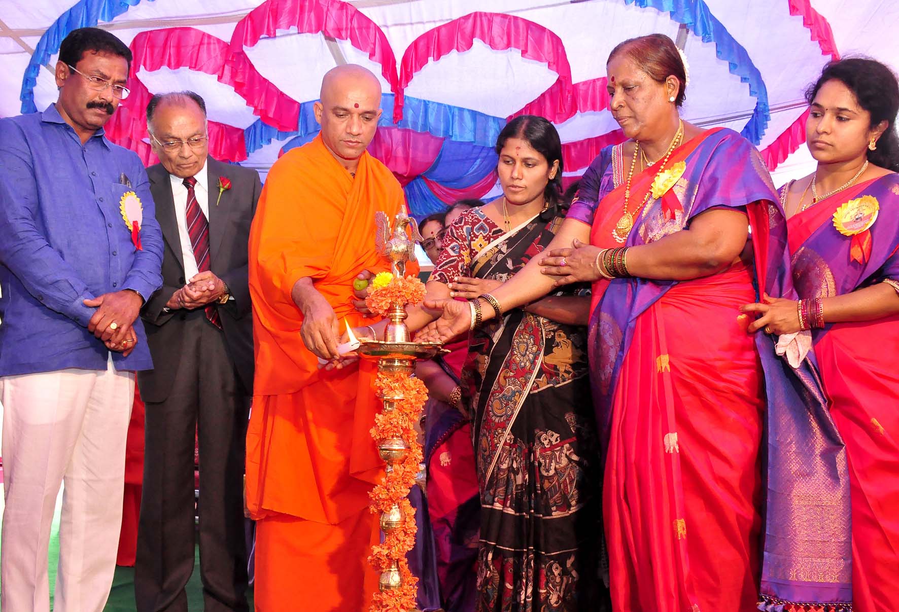 ಸಮಾಜ ಕಾರ್ಯ ಜಾತಿ-ಪಂಥವಿಲ್ಲದೆ ನಡೆಯಬೇಕು: ಡಾ.ನಿರ್ಮಲಾನಂದನಾಥ ಸ್ವಾಮಿ