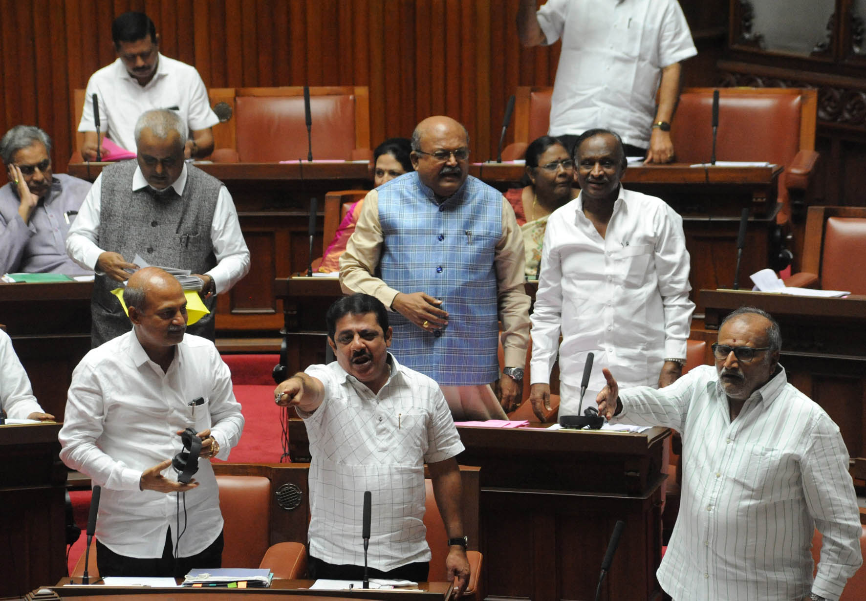 ಆಪರೇಶನ್ ಆಡಿಯೋ ವಿವಾದ: ಪರಿಷತ್ ಬಾವಿಗೆ ಇಳಿದು ಧರಣಿ ನಡೆಸಿದ ಆಡಳಿತ ಪಕ್ಷದ ಸದಸ್ಯರು