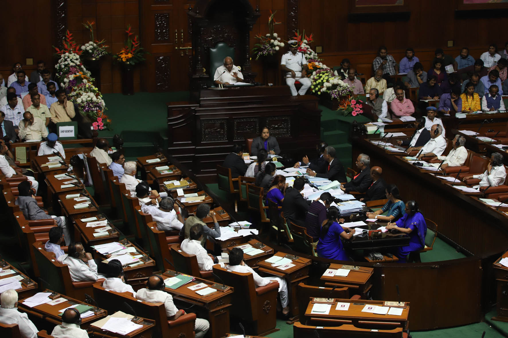 ಸದನದಲ್ಲಿ ಸಿಡಿ ಪ್ರದರ್ಶಿಸಿದ ಶಾಸಕ ಎಂ.ಪಿ.ರೇಣುಕಾಚಾರ್ಯ