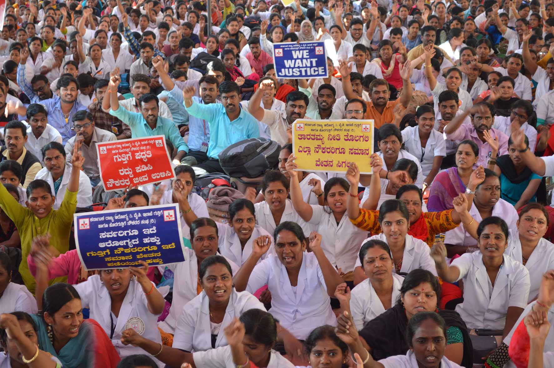 ವೈದ್ಯಕೀಯ ನೌಕರರ ಪ್ರತಿಭಟನಾ ಧರಣಿ ಬಿಸಿ: ಆಸ್ಪತ್ರೆಗಳಲ್ಲಿ ಸೇವೆ ವ್ಯತ್ಯಯ ಸಾಧ್ಯತೆ
