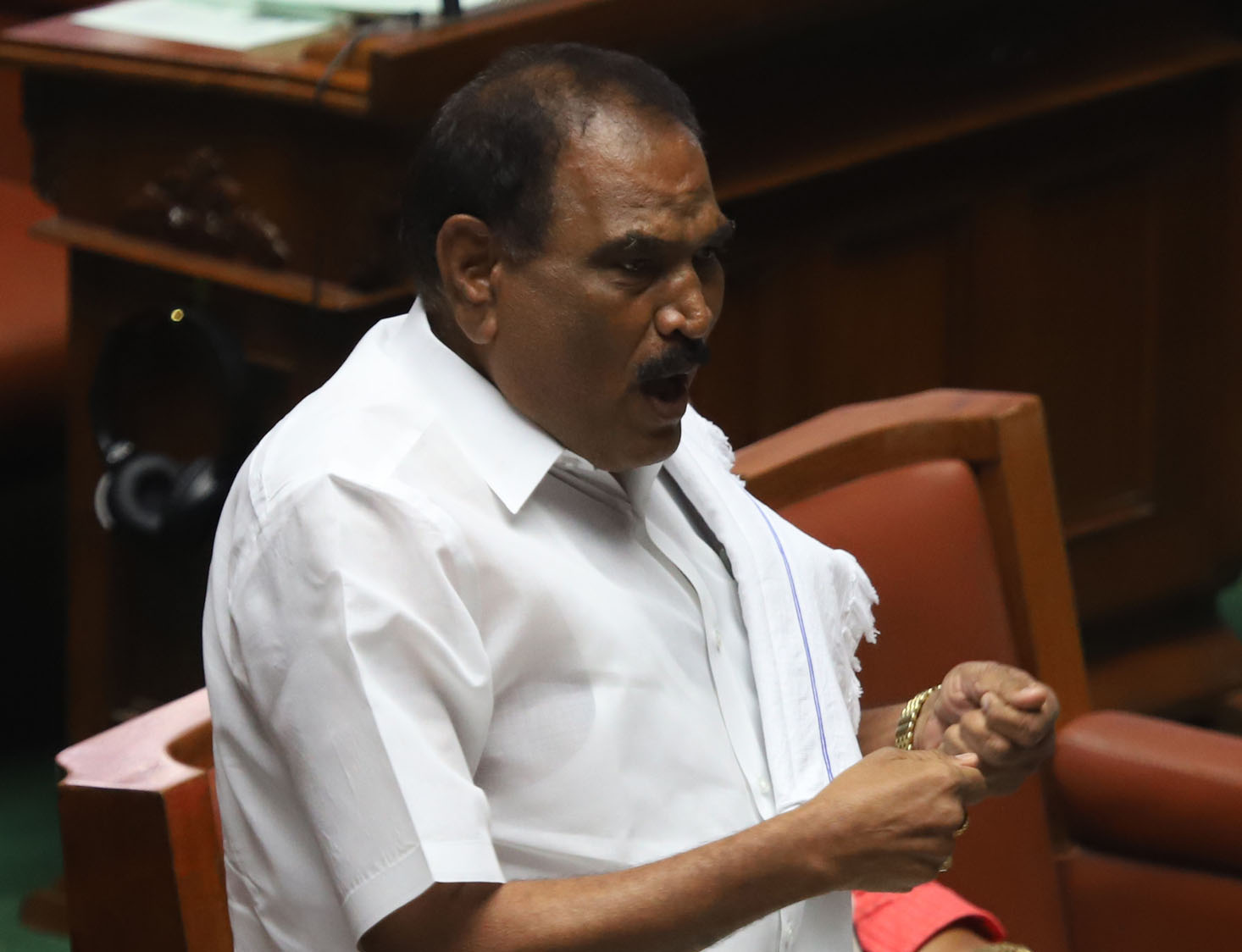 ಶಾಸಕ ನಾರಾಯಣಗೌಡರನ್ನು ಬಂಧನದಲ್ಲಿಟ್ಟುಕೊಂಡಿದ್ದಾರೆ: ಜೆಡಿಎಸ್‌ ಶಾಸಕ ಶಿವಲಿಂಗೇಗೌಡ