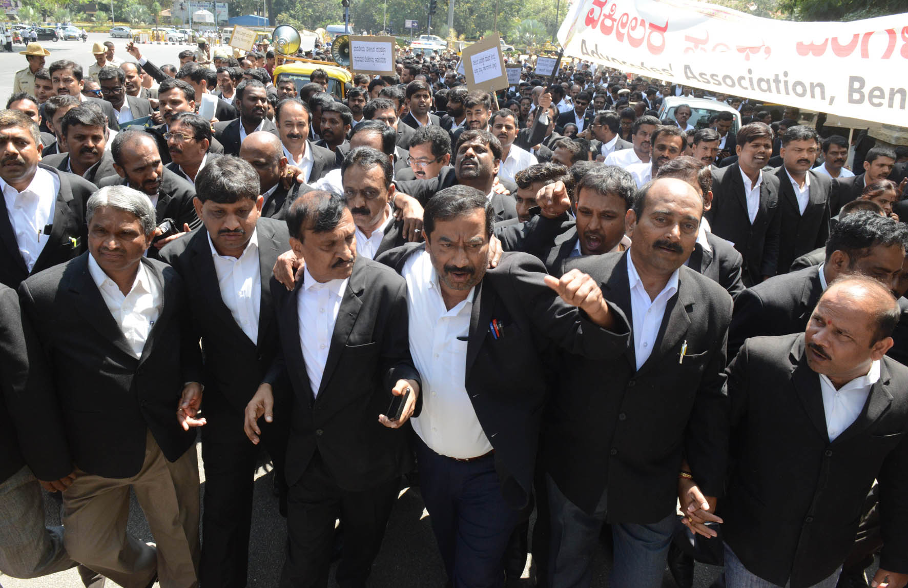 ವಕೀಲರಿಗೆ ರಕ್ಷಣೆ ಕಾಯ್ದೆ ಜಾರಿಗೆ ಒತ್ತಾಯಿಸಿ ರಾಜಭವನ ಚಲೋ