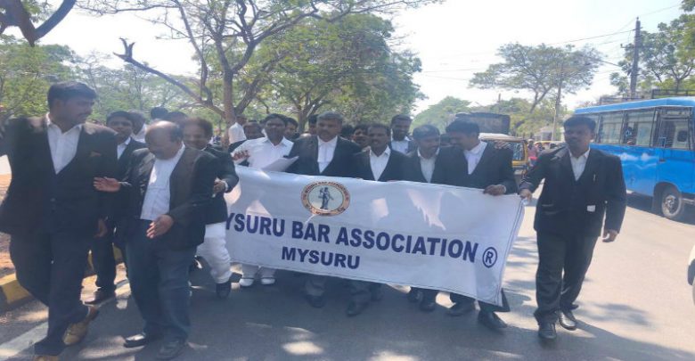 ಮೈಸೂರು: ವಿವಿಧ ಬೇಡಿಕೆ ಈಡೇರಿಕೆಗೆ ಆಗ್ರಹಿಸಿ ವಕೀಲರಿಂದ ಧರಣಿ
