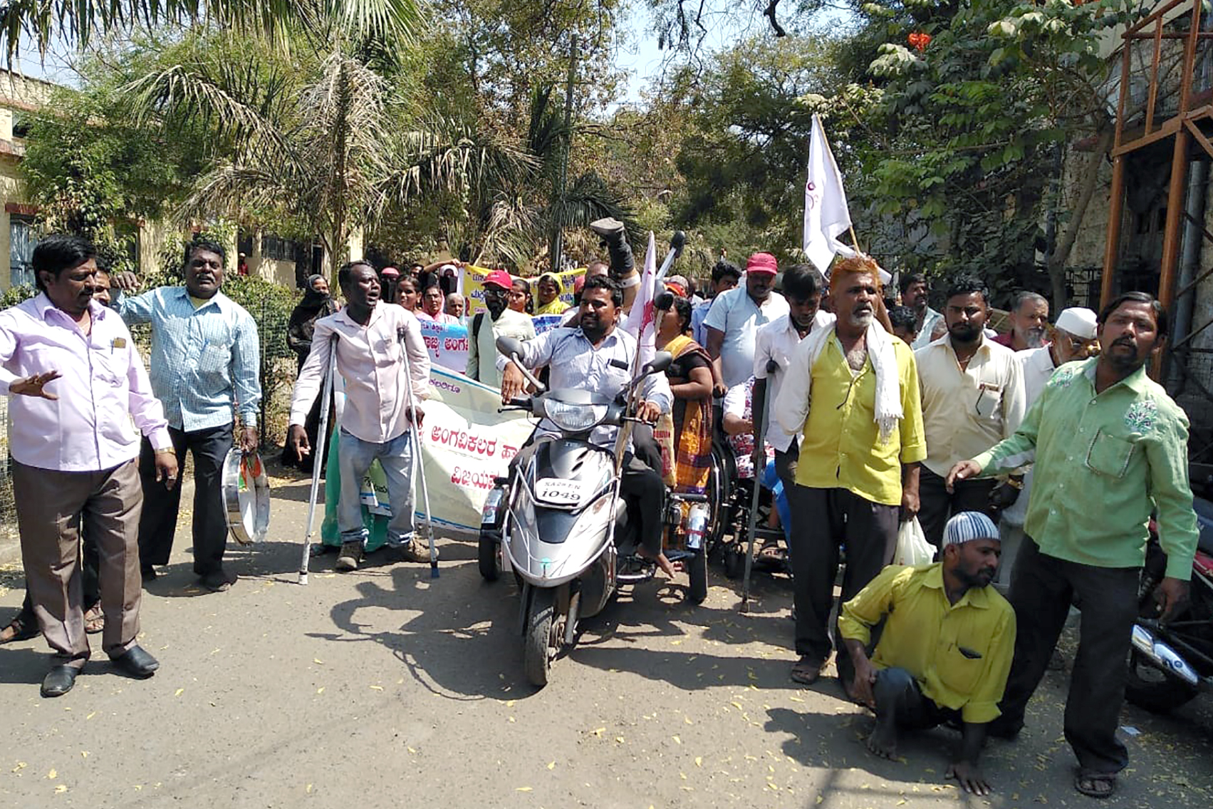 ವಿಜಯಪುರ: ಅಂಗವಿಕಲರ ಮಾಶಾಸನ ಹೆಚ್ಚಿಸಲು ಒತ್ತಾಯಿಸಿ ಧರಣಿ
