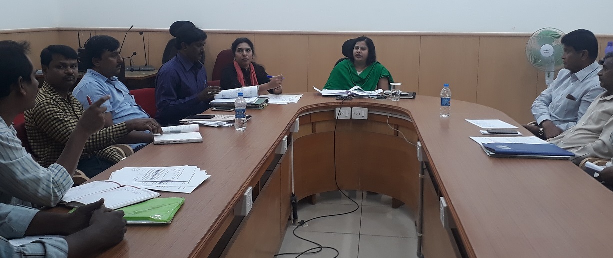 ಮಂಡ್ಯ: ಕೂಲಿ ದರ ನಿಗದಿಯಲ್ಲಿ ಮೂಡದ ಒಮ್ಮತ; ಸಭೆಯಿಂದ ಹೊರ ನಡೆದ ಜಿಲ್ಲಾಧಿಕಾರಿ