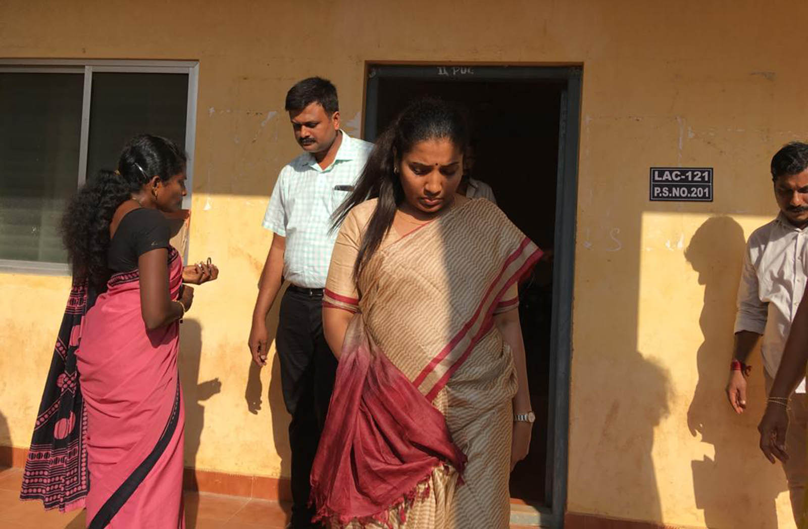 ಉಡುಪಿ: ವಿವಿಧ ಮತಗಟ್ಟೆಗಳಿಗೆ ಜಿಲ್ಲಾಧಿಕಾರಿ ಭೇಟಿ, ಪರಿಶೀಲನೆ