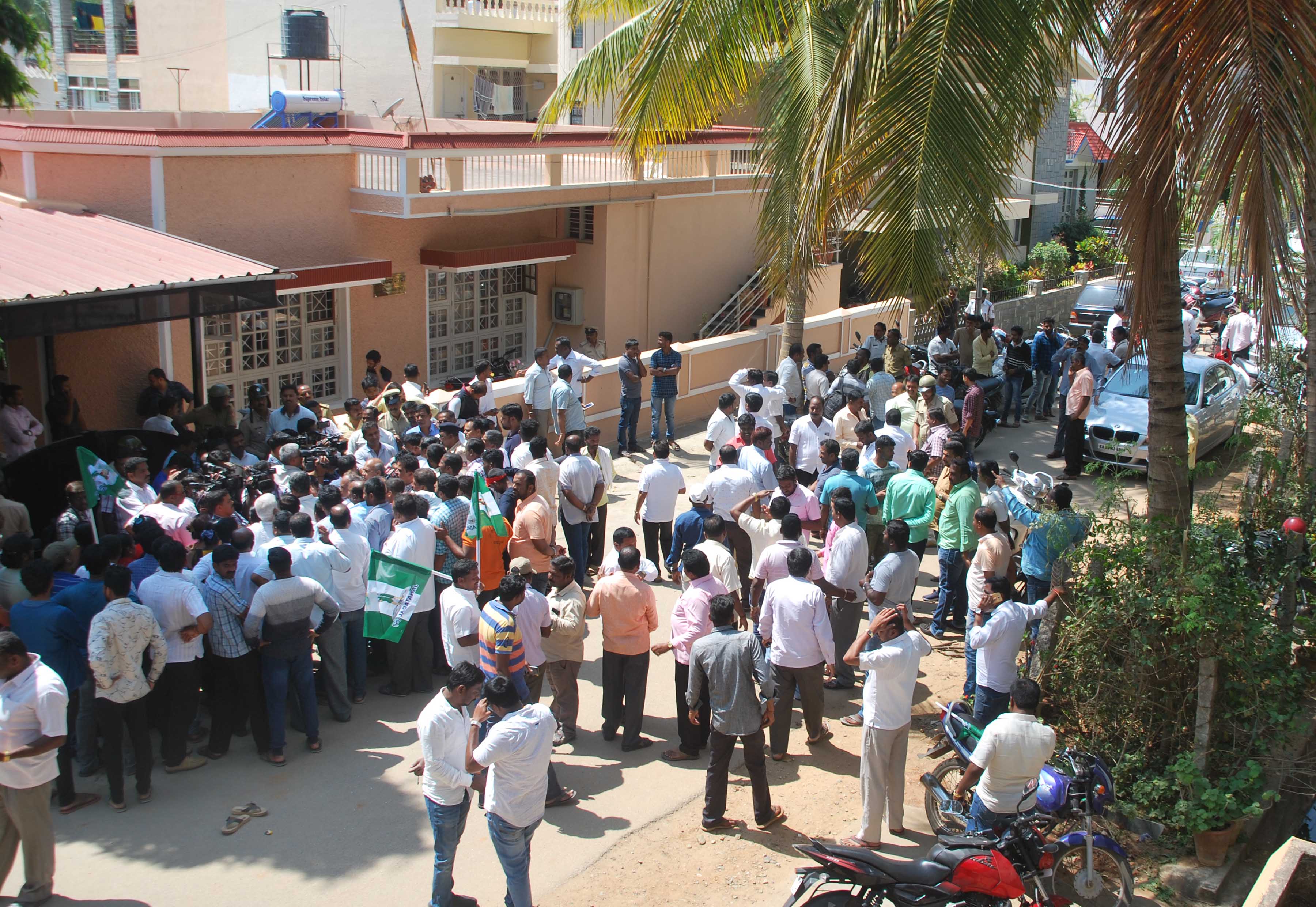 ಶಾಸಕ ಪ್ರೀತಮ್ ಗೌಡ ಮನೆಗೆ ದಾಳಿ ಪ್ರಕರಣ: 8 ಜೆಡಿಎಸ್ ಕಾರ್ಯಕರ್ತರ ಮೇಲೆ ಎಫ್ಐಆರ್