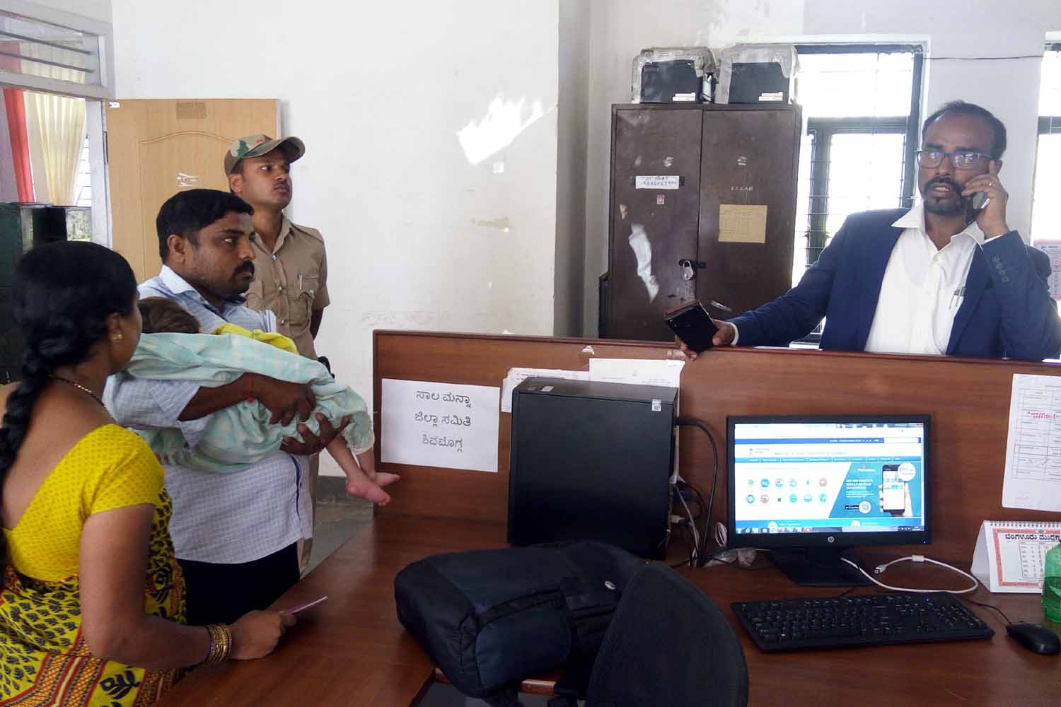 ಆಧಾರ್ ಕಾರ್ಡ್ ಗೆ ಕಚೇರಿ ಸುತ್ತಿ ಬಸವಳಿದ ಬಡದಂಪತಿ !