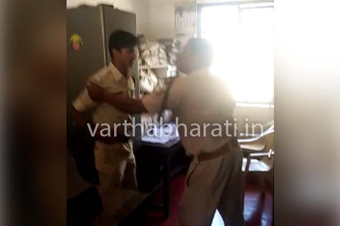 ಕಳಸ: ಅರಣ್ಯಾಧಿಕಾರಿಯಿಂದ ಅರಣ್ಯ ರಕ್ಷಕನ ಮೇಲೆ ಹಲ್ಲೆ; ವಿಡಿಯೋ ವೈರಲ್