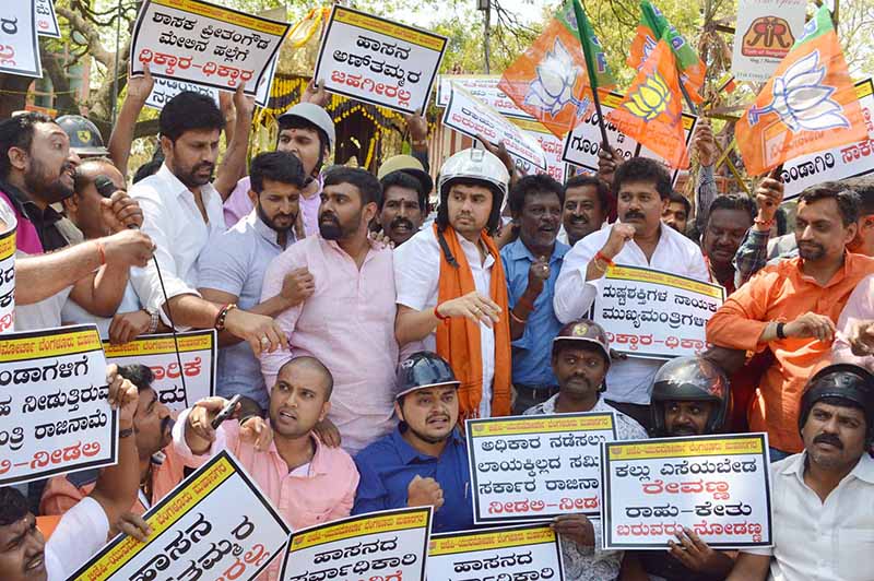 ಪ್ರೀತಂ ಗೌಡ ಮನೆ ಮೇಲೆ ದಾಳಿ ಪ್ರಕರಣ: ‘ಹೆಲ್ಮೆಟ್’ ಧರಿಸಿ ಬಿಜೆಪಿ ಪ್ರತಿಭಟನೆ