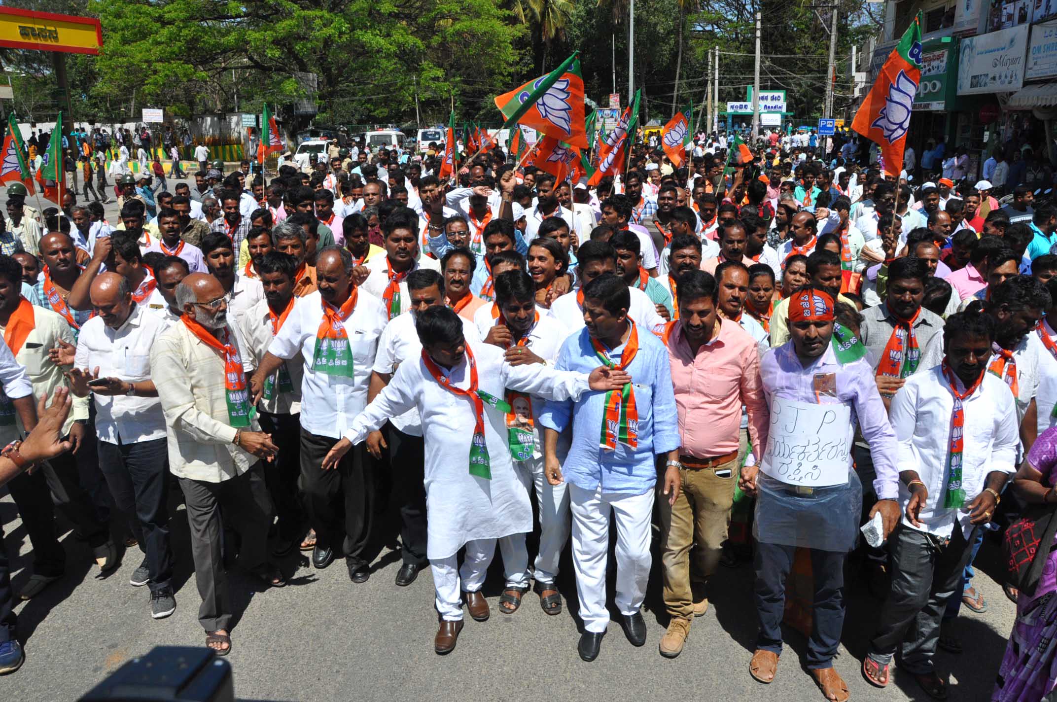 ಶಾಸಕ ಪ್ರೀತಮ್ ಮನೆ ಮೇಲೆ ದಾಳಿ ಖಂಡಿಸಿ ಬಿಜೆಪಿಯಿಂದ ಬೃಹತ್ ಪ್ರತಿಭಟನೆ, ಮಾನವ ಸರಪಳಿ