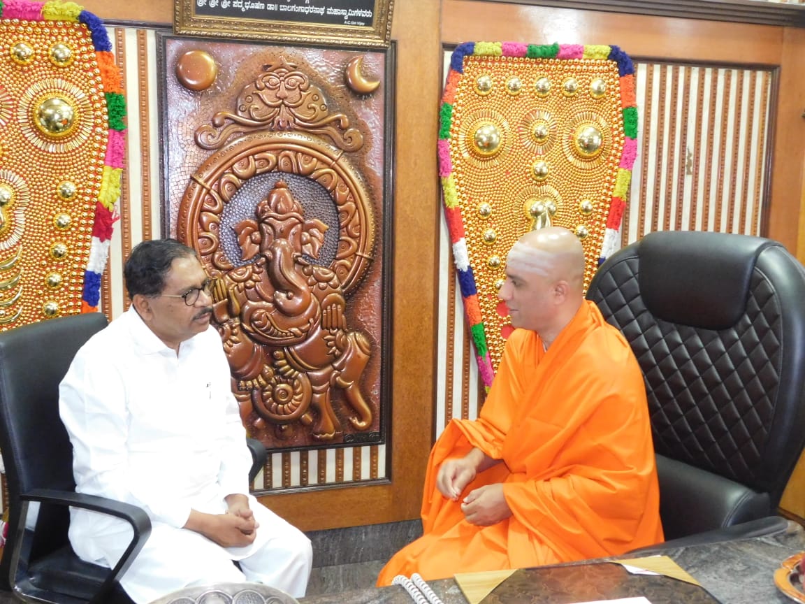 ಆದಿಚುಂಚನಗಿರಿ ಶ್ರೀಗಳ ಆಶೀರ್ವಾದ ಪಡೆದ ಉಪಮುಖ್ಯಮಂತ್ರಿ ಡಾ.ಜಿ. ಪರಮೇಶ್ವರ್