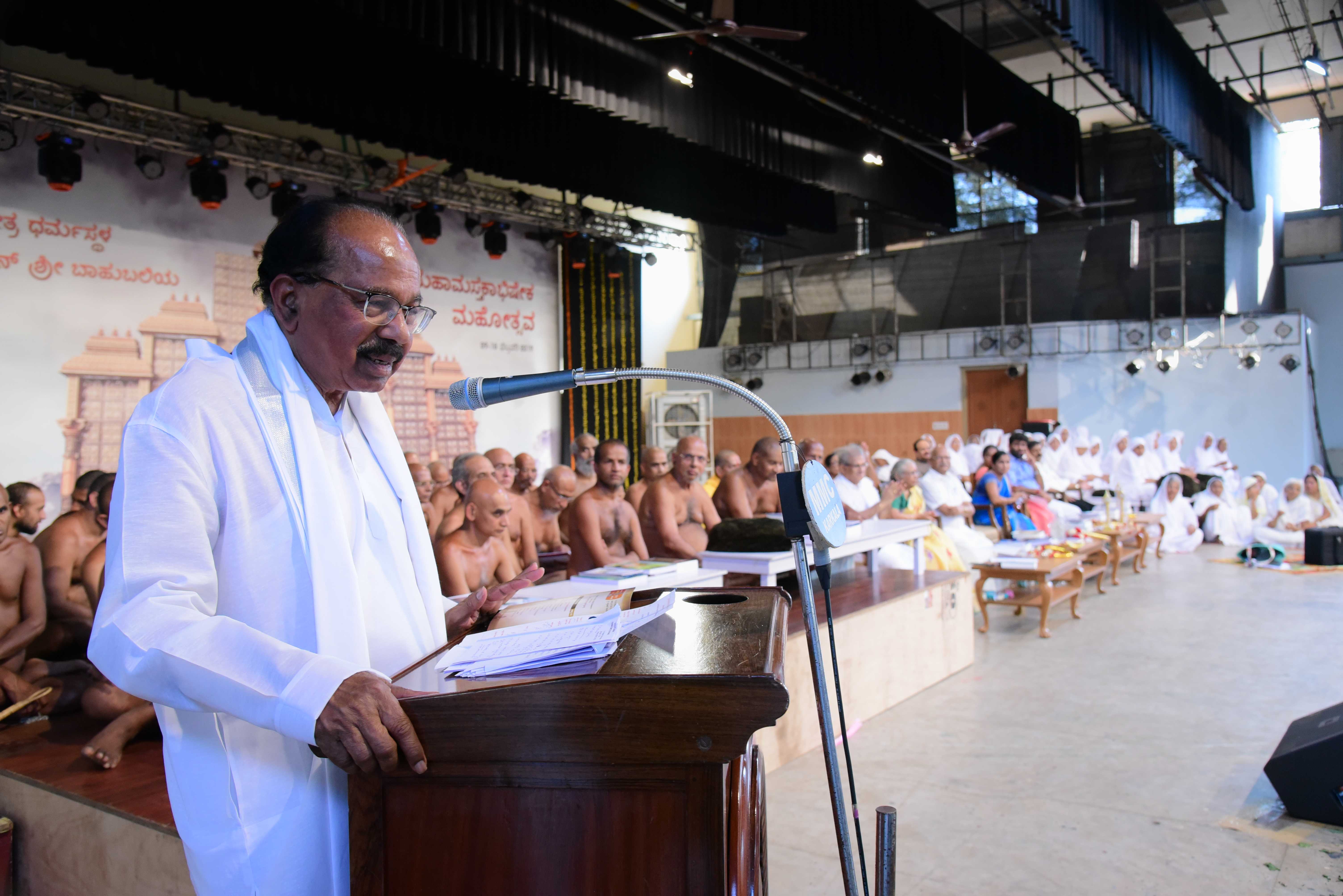 ಕ್ರೋಧ, ಕ್ರೌರ್ಯದ ಮುಂದೆ ಶಾಂತತೆಯಿಂದ ಪ್ರತಿಕ್ರಿಯಿಸಿ: ಎಂ.ವೀರಪ್ಪ ಮೊಯ್ಲಿ