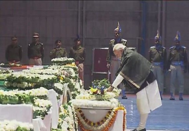 ದಿಲ್ಲಿ ವಿಮಾನ ನಿಲ್ದಾಣದಲ್ಲಿ ಹುತಾತ್ಮ ಯೋಧರಿಗೆ ಅಂತಿಮ ನಮನ ಸಲ್ಲಿಸಿದ ಪ್ರಧಾನಿ, ರಾಹುಲ್