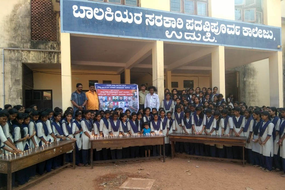ಉಡುಪಿ: ವಿದ್ಯಾರ್ಥಿಗಳಿಂದ ಯೋಧರಿಗೆ ನಮನ