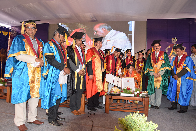 ಶ್ರೀನಿವಾಸ್ ವಿವಿಯ ಪ್ರಥಮ ಘಟಿಕೋತ್ಸವ: ಪೇಜಾವರ ವಿಶ್ವೇಶತೀರ್ಥ ಸ್ವಾಮೀಜಿಗೆ ಗೌರವ ಡಾಕ್ಟರೇಟ್