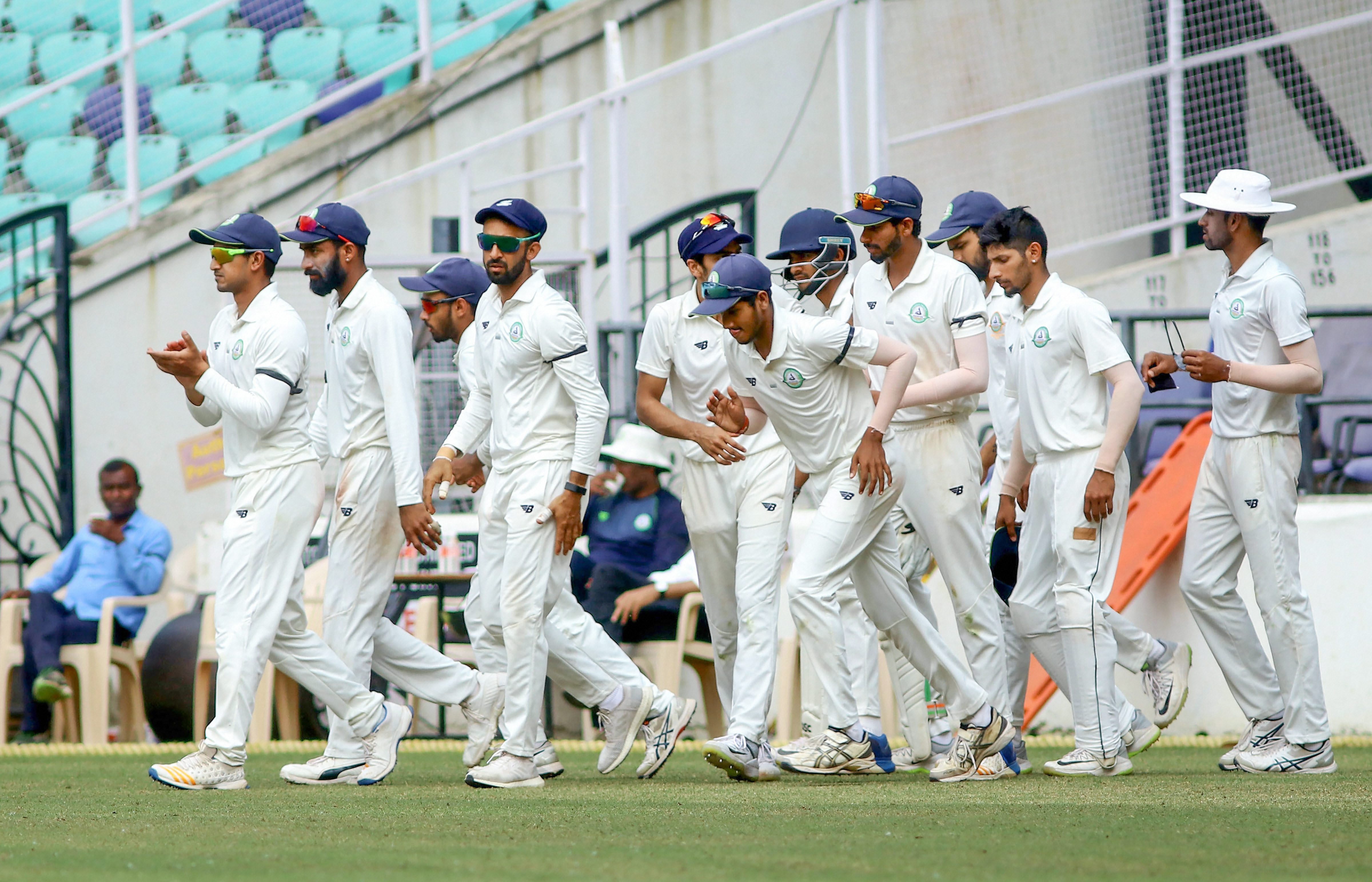 ಪುಲ್ವಾಮ ಉಗ್ರ ದಾಳಿ ಹಿನ್ನೆಲೆ: ಕಪ್ಪುಪಟ್ಟ್ಟಿ ಧರಿಸಿ ಆಡಿದ ಆಟಗಾರರು