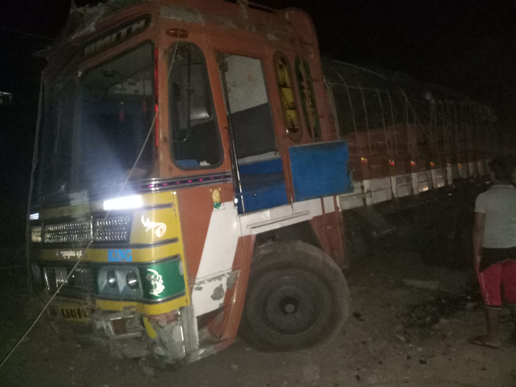 ಉಪ್ಪಿನಂಗಡಿ: ವಿದ್ಯುತ್ ಕಂಬಕ್ಕೆ ಲಾರಿ ಢಿಕ್ಕಿ; ಚಾಲಕನಿಗೆ ಗಾಯ