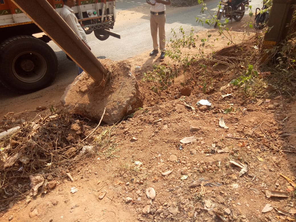 ಬಿ.ಸಿ.ರೋಡ್: ರೈಲ್ವೆ ಮೇಲ್ಸೆತುವೆಯ ಮೀಟರ್ ಗೇಜ್‍ನಲ್ಲಿ ಸಿಲುಕಿಕೊಂಡ ಲಾರಿ