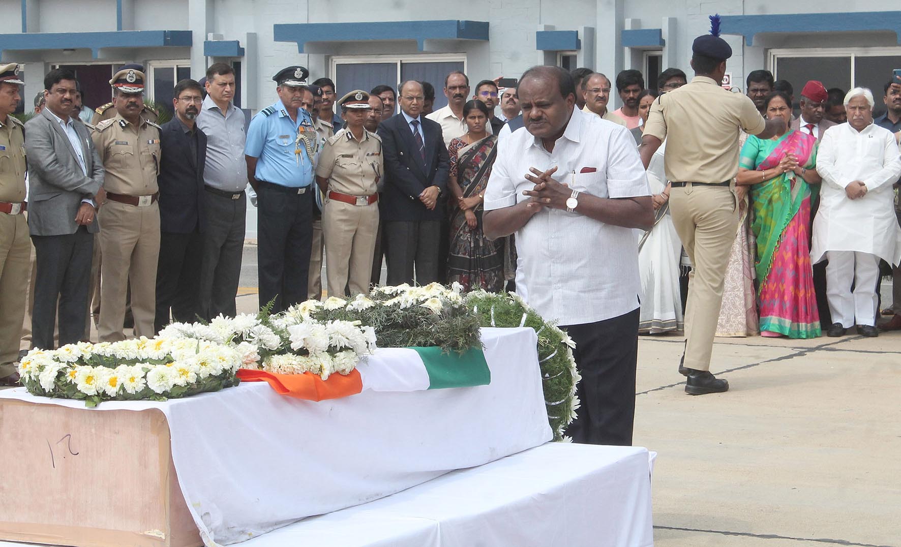 ಮಂಡ್ಯದ ಯೋಧನ ಪಾರ್ಥಿವ ಶರೀರಕ್ಕೆ ಮುಖ್ಯಮಂತ್ರಿ ಕುಮಾರಸ್ವಾಮಿ ನಮನ