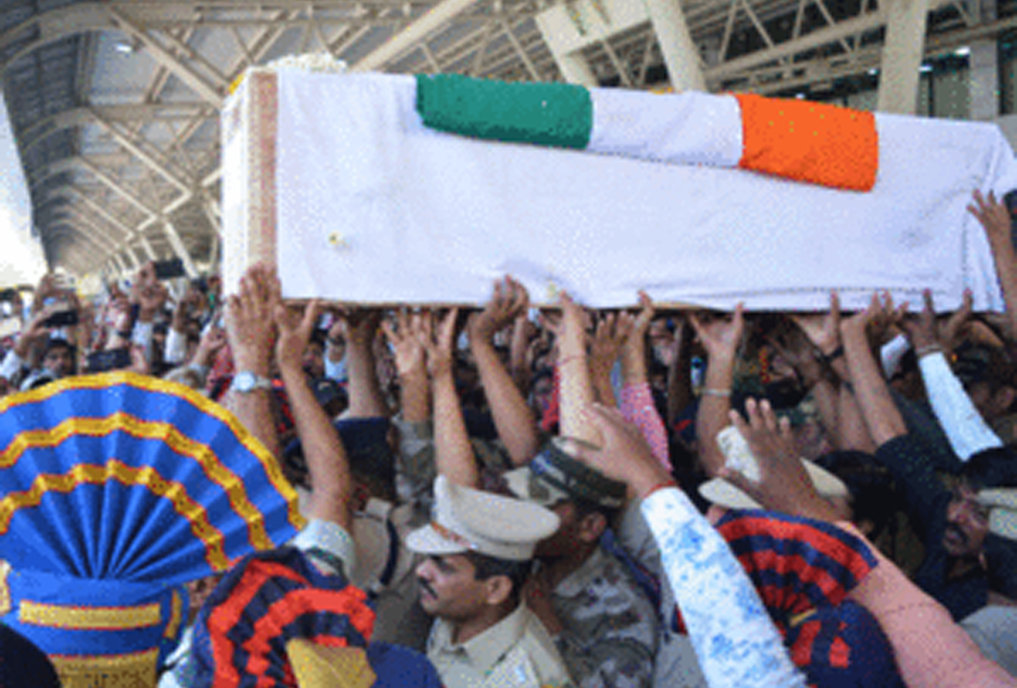 ತೋಳಿಗೆ ಕಪ್ಪುಪಟ್ಟಿ ಧರಿಸಿ ಶೌರ್ಯ ಪ್ರಶಸ್ತಿ ಸ್ವೀಕರಿಸಿದ ವೀರ ಯೋಧರು