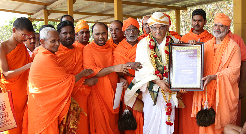 ಭಟ್ಟಾರಕರುಗಳಿಂದ ಹೆಗ್ಗಡೆಯವರಿಗೆ ಸನ್ಮಾನ. “ಸದ್ಧರ್ಮ ಪರಿಪಾಲಕರು” ಬಿರುದು