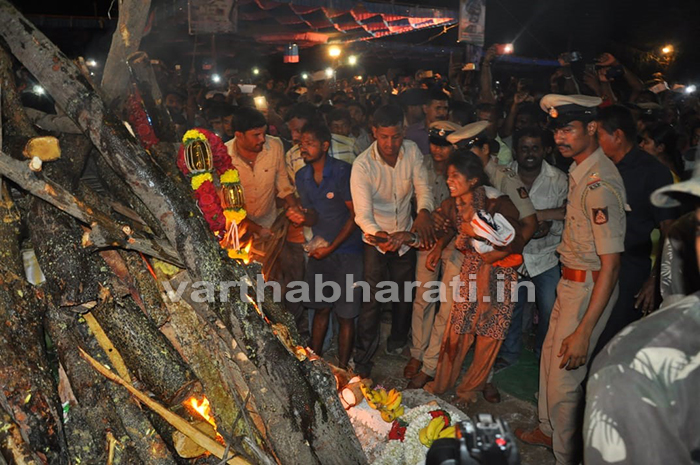 ಸಕಲ ಸರಕಾರಿ ಗೌರವಗಳೊಂದಿಗೆ ಮಂಡ್ಯದ ಯೋಧ ಗುರು ಅಂತ್ಯಕ್ರಿಯೆ