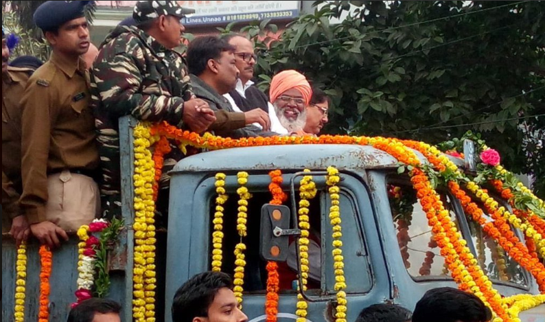 ಯೋಧನ ಪಾರ್ಥಿವ ಶರೀರದ ಮೆರವಣಿಗೆಯಲ್ಲಿ ನಕ್ಕು ಕೈಬೀಸಿದ ಬಿಜೆಪಿ ಸಂಸದ ಸಾಕ್ಷಿ ಮಹಾರಾಜ್!