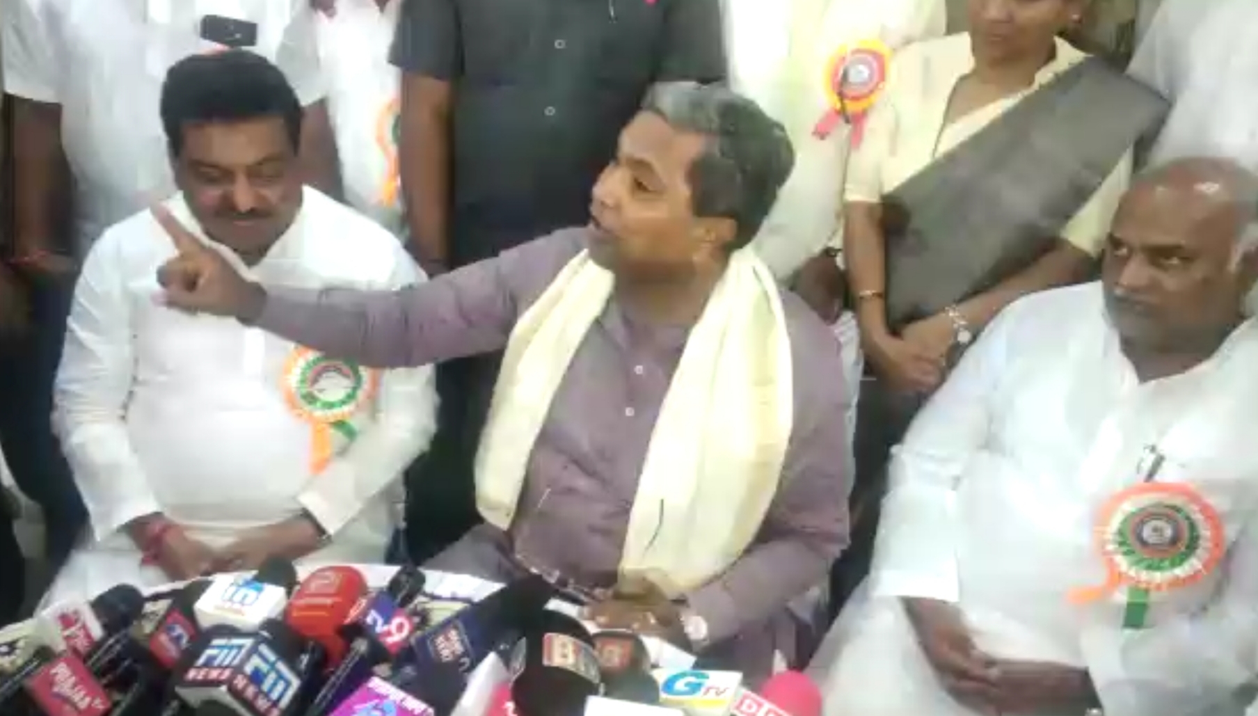 ಶಾಸಕರ ಅನರ್ಹಕ್ಕೆ ನೀಡಿದ ಮನವಿ ಹಿಂಪಡೆಯುವ ಪ್ರಶ್ನೆಯೇ ಇಲ್ಲ: ಸಿದ್ದರಾಮಯ್ಯ ಸ್ಪಷ್ಟನೆ