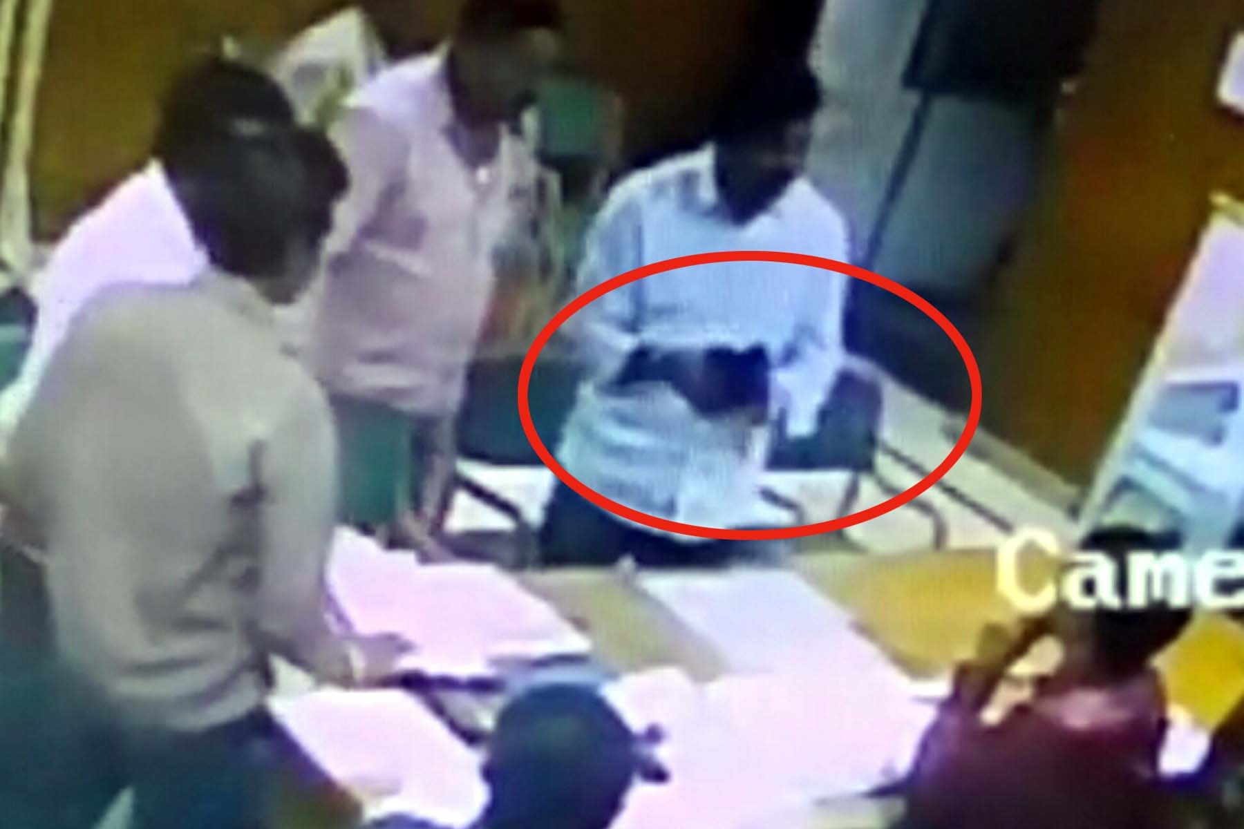 ಶಿವಮೊಗ್ಗ: ಆರ್​ಟಿಓಗೆ ಚಪ್ಪಲಿ ತೋರಿಸಿ ನಿಂದಿಸಿದ ಬಿಜೆಪಿ ಕಾರ್ಪೋರೇಟರ್ ನೇತೃತ್ವದ ಏಜೆಂಟ್‍ಗಳ ತಂಡ