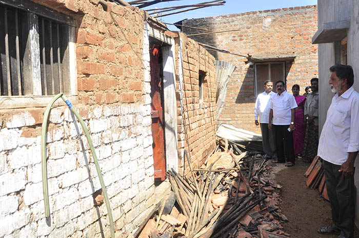 ಹನೂರು: ಬೆಂಕಿ ಅವಘಡದಿಂದ ಹಾನಿಗೀಡಾದ ಮನೆಗಳಿಗೆ ಶಾಸಕ ನರೇಂದ್ರ ಭೇಟಿ