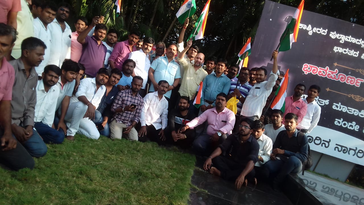 ಹುತಾತ್ಮ ಯೋಧರಿಗೆ ಜಿಲ್ಲಾ ಇಂಟೆರಿಯರ್ ಕಾಂಟ್ರಾಕ್ಟರ್ಸ್ ಅಸೋಶಿಯೇಶನ್ ಶ್ರದ್ಧಾಂಜಲಿ